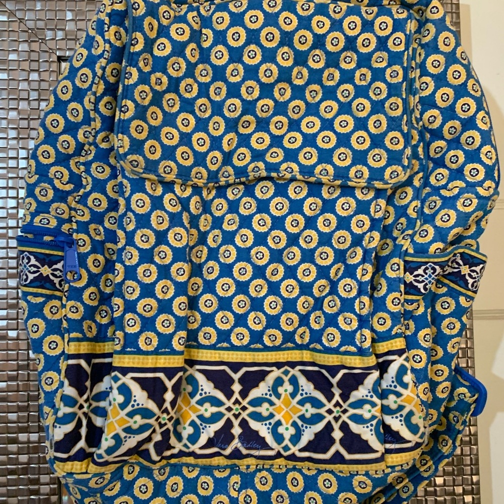 Pre-owned in great condition Vera Bradley backpack daisy pattern